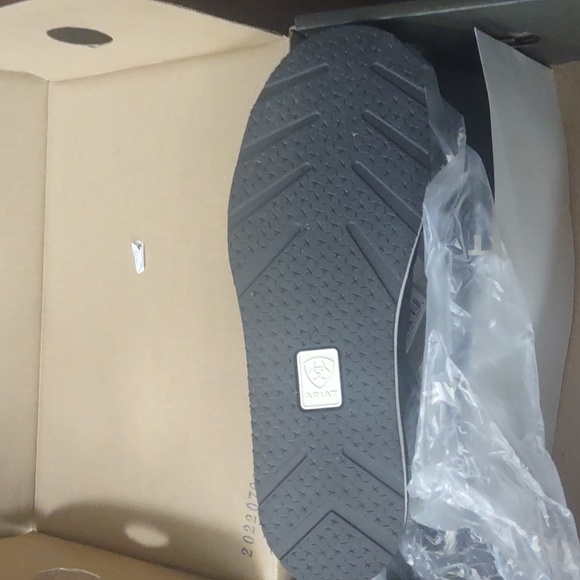 Ariat - Picture 3 of 4